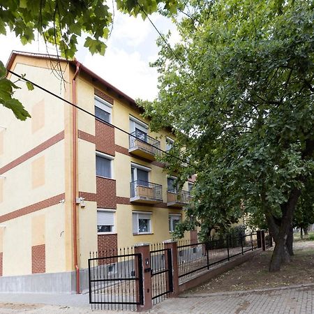 Angolkert Panzio Teglas Exterior foto