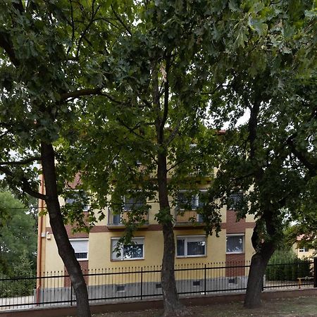 Angolkert Panzio Teglas Exterior foto