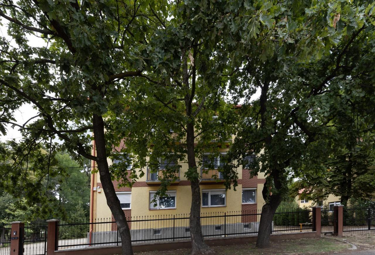 Angolkert Panzio Teglas Exterior foto
